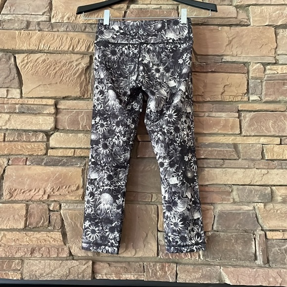 NEW LULULEMON Wunder Under Leggings! - Picture 4 of 6